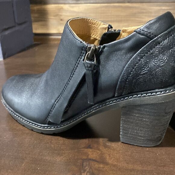 Halsa Rylee Floral Embossed Leather Bootie Size 7.5 - Picture 9 of 12